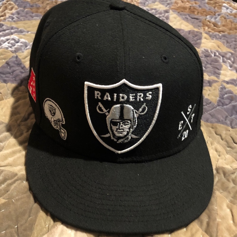 Cotton snap back hat. Las Vegas Raiders standard star edition. For men